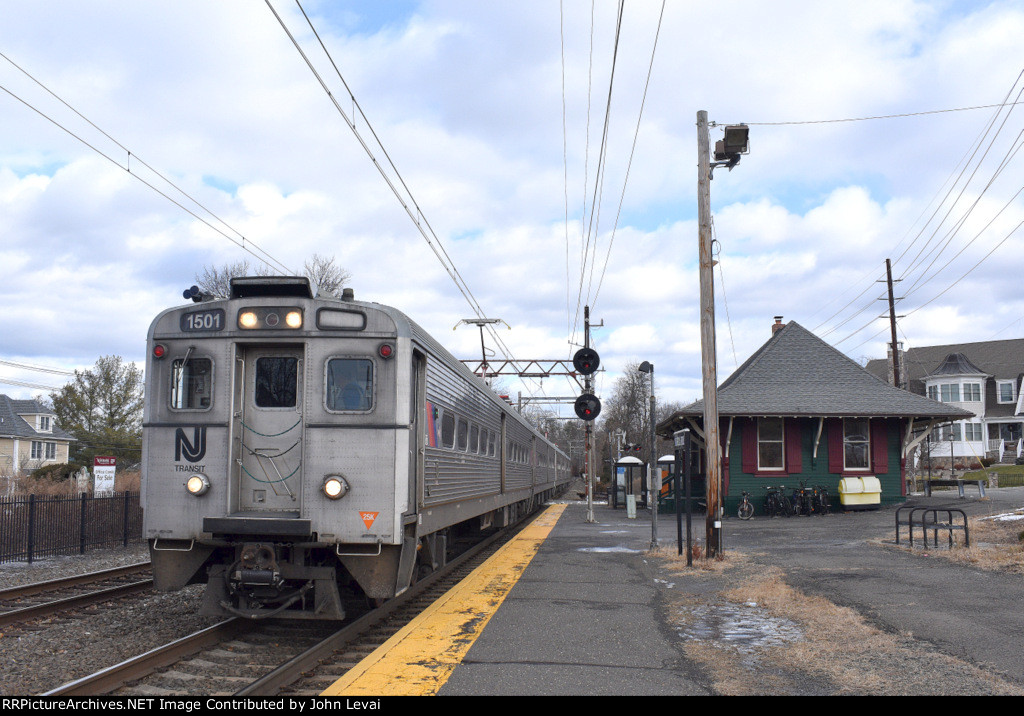 Westbound NJT Arrow III Set approaches Murray Hill Station